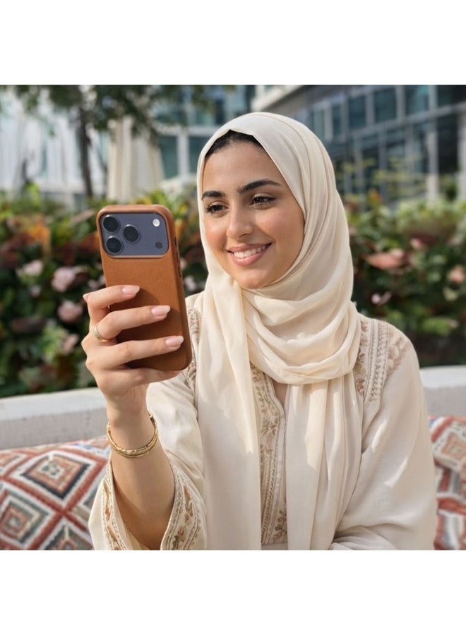 موبكوس جراب جلدي فاخر لهاتف آيفون 17 برو ماكس - لون بني فاتح مع شحن لاسلكي مغناطيسي، مصنوع من جلد فاخر. يجمع هذا الجراب الفاخر بين الأناقة والمتانة، ليمنحك مظهرًا أنيقًا وراقيًا مع توفير حماية فائقة. - Image 5